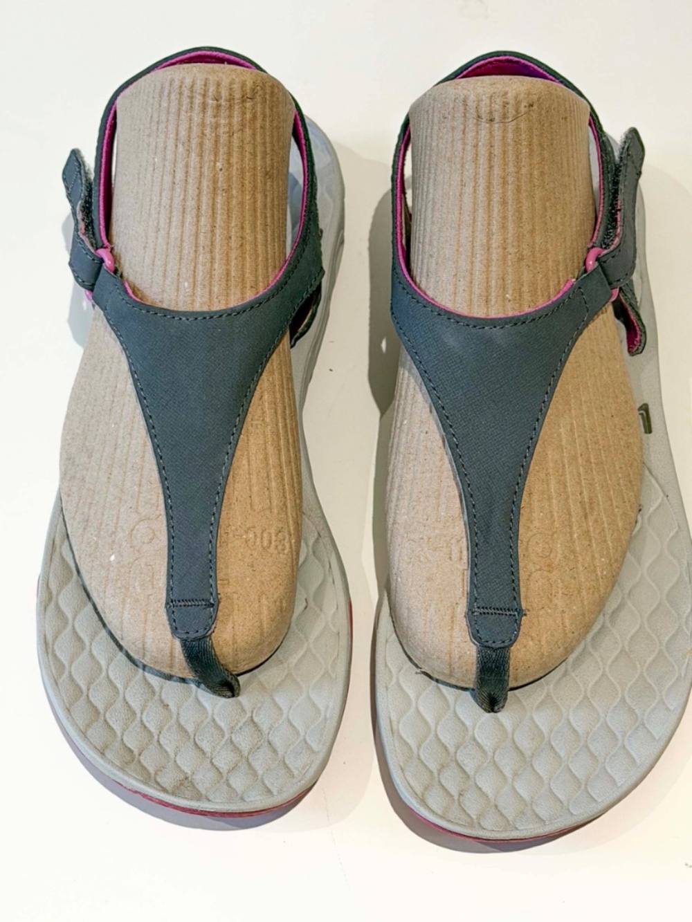 Columbia Omni-grip PFG Gray Thong T-Strap Sandal